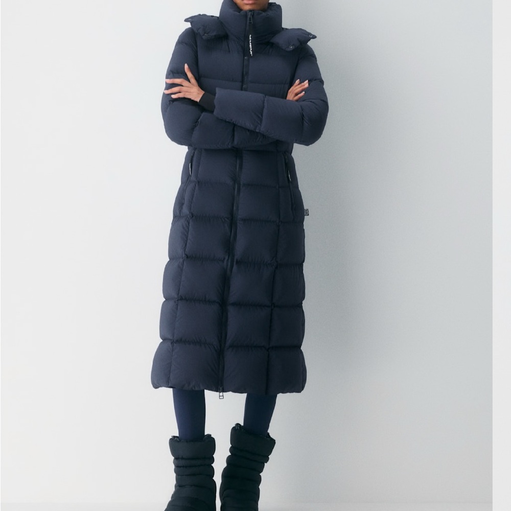 Aritzia Supersnug Puff Coat Sz XS Color Admiral